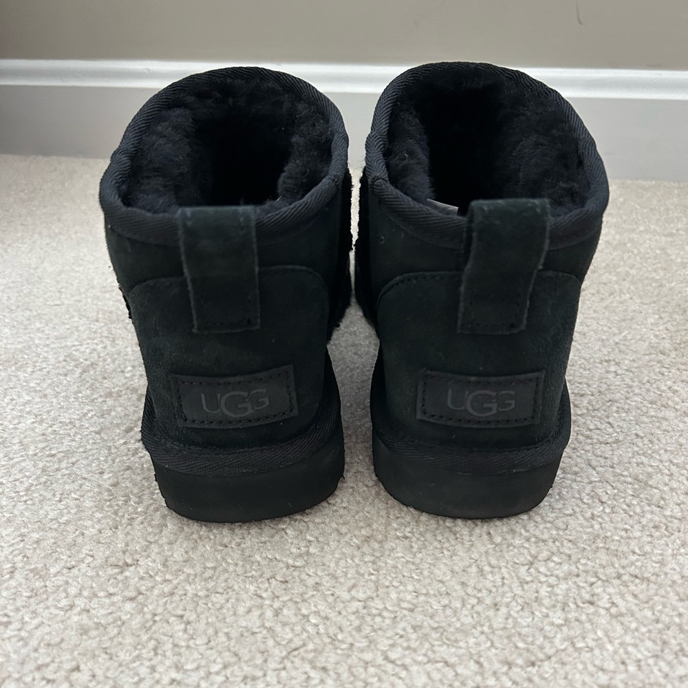 💥SOLD💥
UGG Classic Ultra Mini